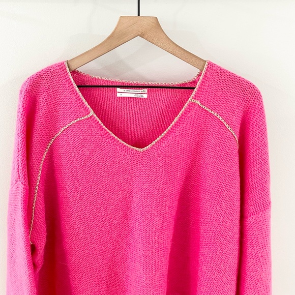 By Anthropologie Hot Pink Sweater With Gold Trim Size Medium - Picture 6 of 9